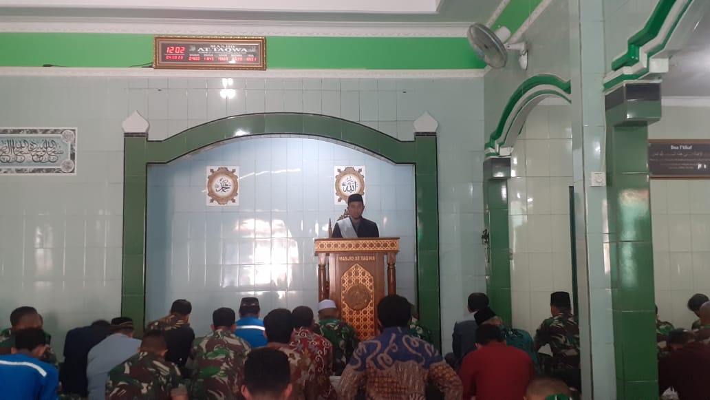 Tingkatkan Keimanan dan Ketaqwaan, Prajurit Korem 073/Makutarama Laksanakan Ibadah Sholat Jumat